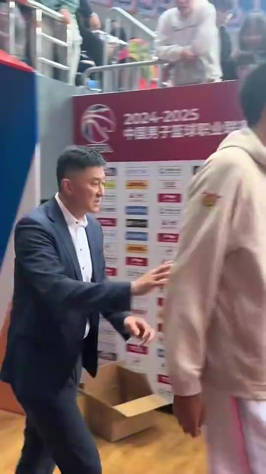 徐昕此前在广东时想和球迷击掌被杜锋拽开先打球击什么掌