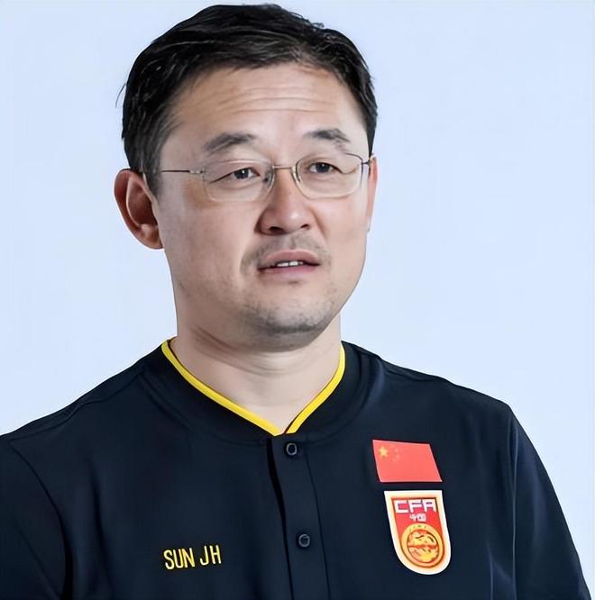 意外！毛伟杰试训左后卫表现惊艳，大连球迷热议其能否达到李学鹏水平，未来发展前景引发关注
