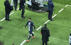 梅西疑似遭遇俱乐部内部打压？再次遭巴黎球迷狂烈嘘声，法媒披露其频繁散步被指磨洋工，球队战术安排引发热议