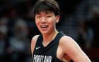 杨瀚森正式开启NBA菜鸟赛季，首次亮相引发关注，归队时间已正式公布，未来表现备受期待