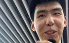 徐昕谈及身披国家队战袍的荣耀体验，幽默调侃王俊杰频繁传球引发记者热议，展现赛场内外的轻松氛围与团队默契